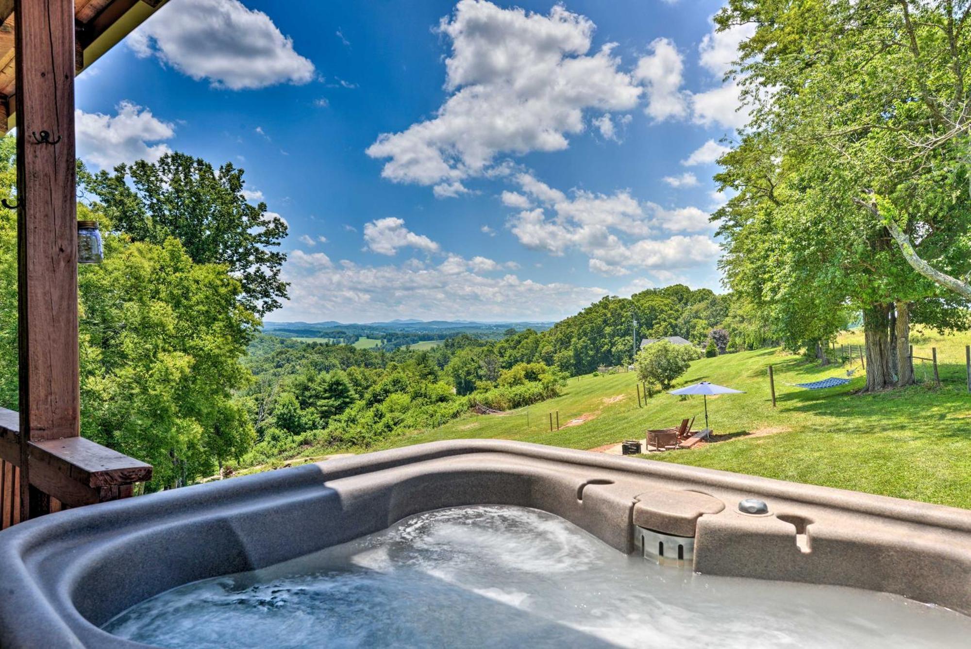 Villa Charming Galax Retreat With Wraparound Deck! Esterno foto